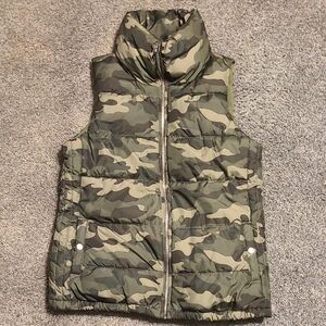 OLD NAVY Womens Camouflage Puffer Vest